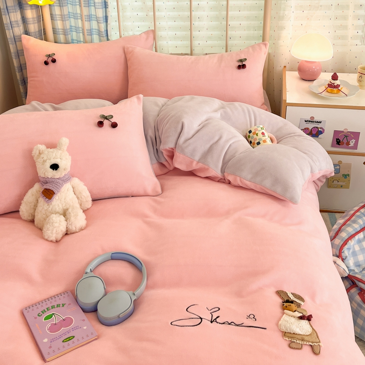 91家纺网 家纺一手货源 找家纺 羚羊语家纺 2025新款牛奶绒手作款樱桃女孩四件套毛巾绣刺绣花秋冬加厚法莱绒法兰绒珊瑚绒三件套 手作女孩-柔雾紫