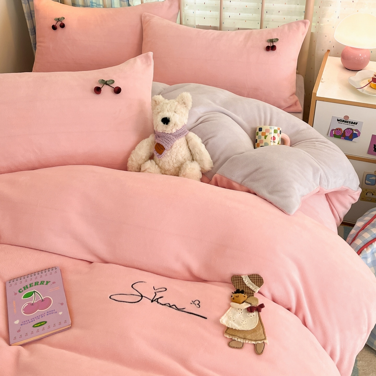 91家纺网 家纺一手货源 找家纺 羚羊语家纺 2025新款牛奶绒手作款樱桃女孩四件套毛巾绣刺绣花秋冬加厚法莱绒法兰绒珊瑚绒三件套 手作女孩-柔雾紫