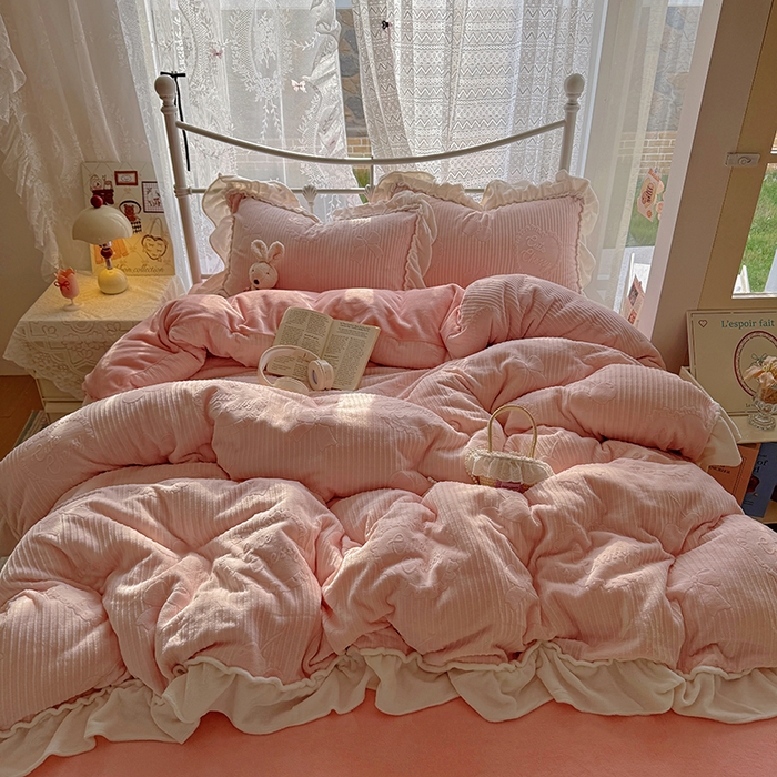 91家纺网 家纺一手货源 找家纺 （总）捌月 2025新款奶油风法式大花边雕花牛奶绒四件套