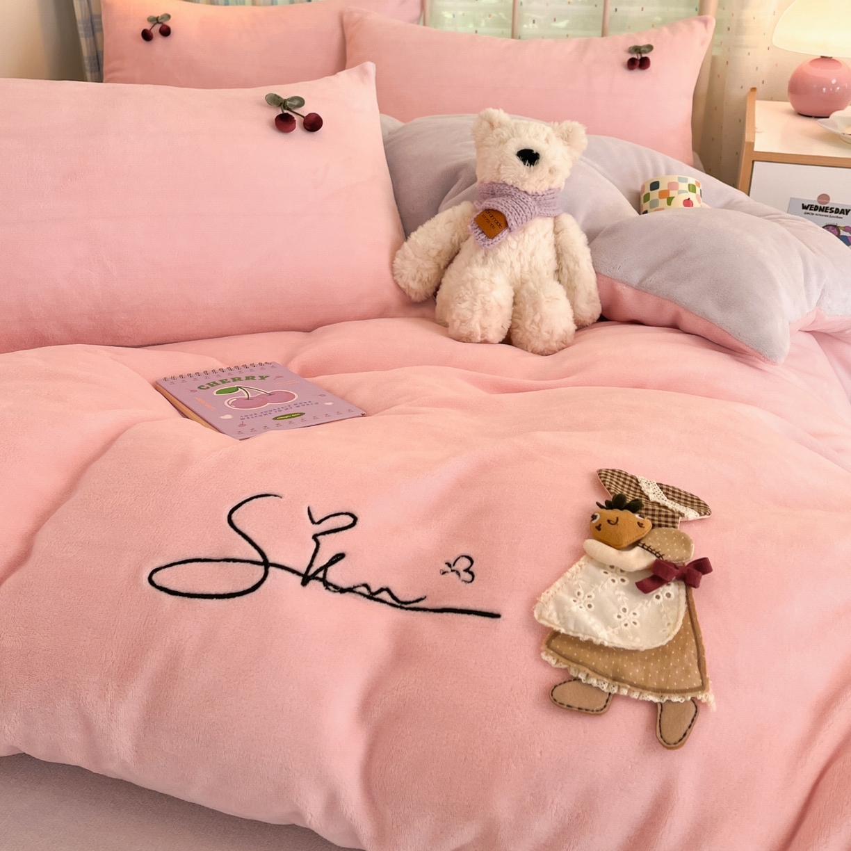 91家纺网 家纺一手货源 找家纺 羚羊语家纺 2025新款牛奶绒手作款樱桃女孩四件套毛巾绣刺绣花秋冬加厚法莱绒法兰绒珊瑚绒三件套 手作女孩-柔雾紫