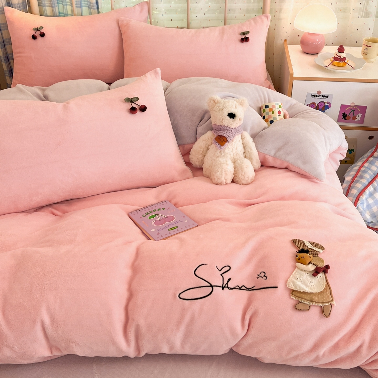 91家纺网 家纺一手货源 找家纺 羚羊语家纺 2025新款牛奶绒手作款樱桃女孩四件套毛巾绣刺绣花秋冬加厚法莱绒法兰绒珊瑚绒三件套 手作女孩-柔雾紫