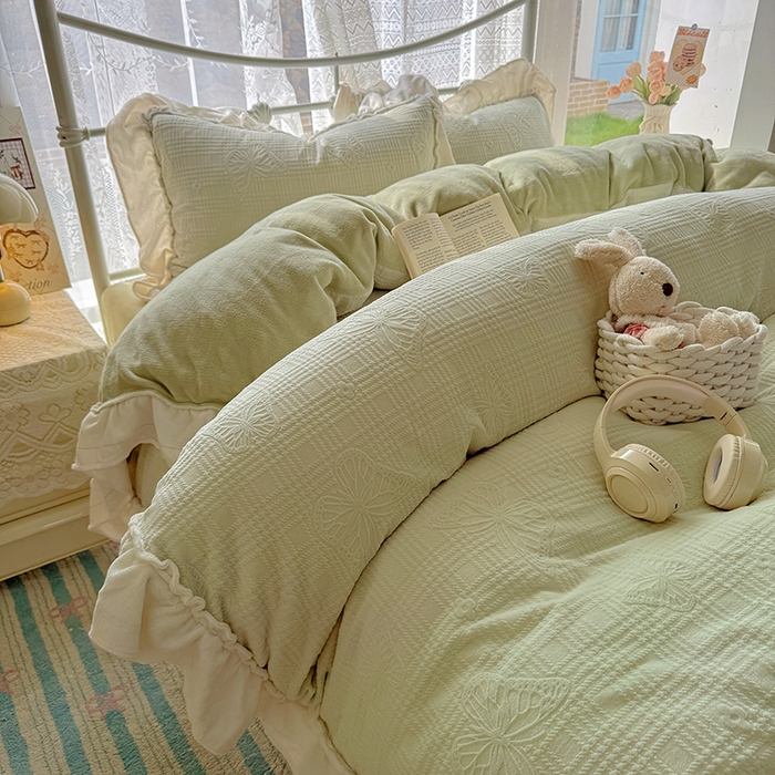 91家纺网 家纺一手货源 找家纺 捌月 2025新款奶油风法式大花边雕花牛奶绒四件套 化蝶-淡绿