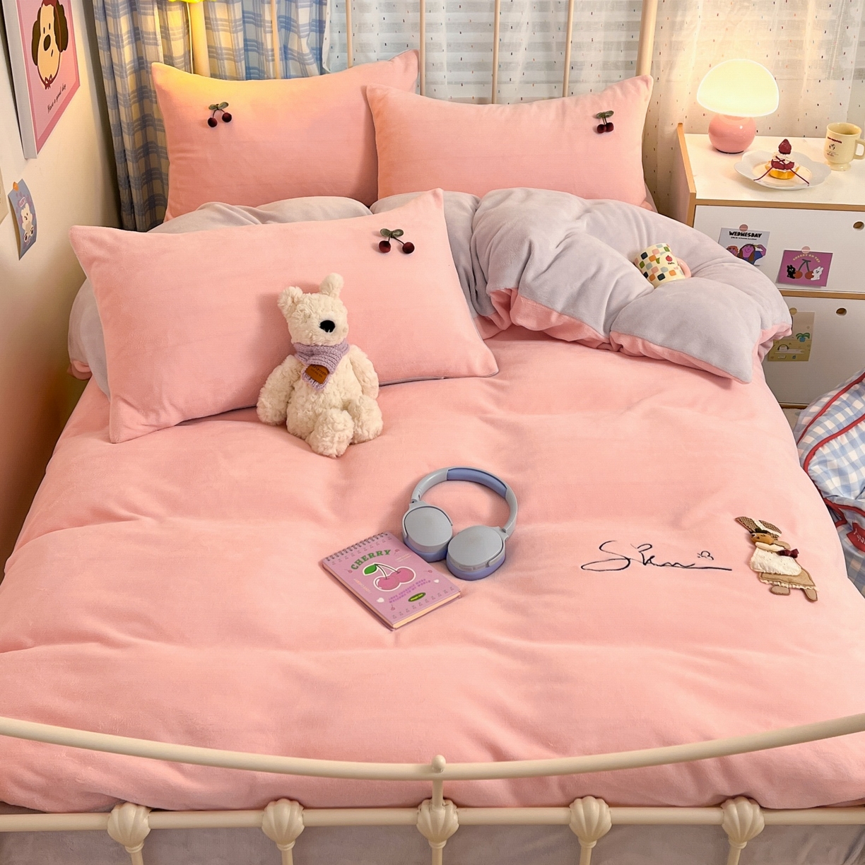 91家纺网 家纺一手货源 找家纺 羚羊语家纺 2025新款牛奶绒手作款樱桃女孩四件套毛巾绣刺绣花秋冬加厚法莱绒法兰绒珊瑚绒三件套 手作女孩-柔雾紫