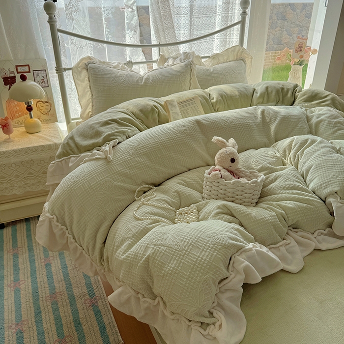 91家纺网 家纺一手货源 找家纺 捌月 2025新款奶油风法式大花边雕花牛奶绒四件套 化蝶-淡绿