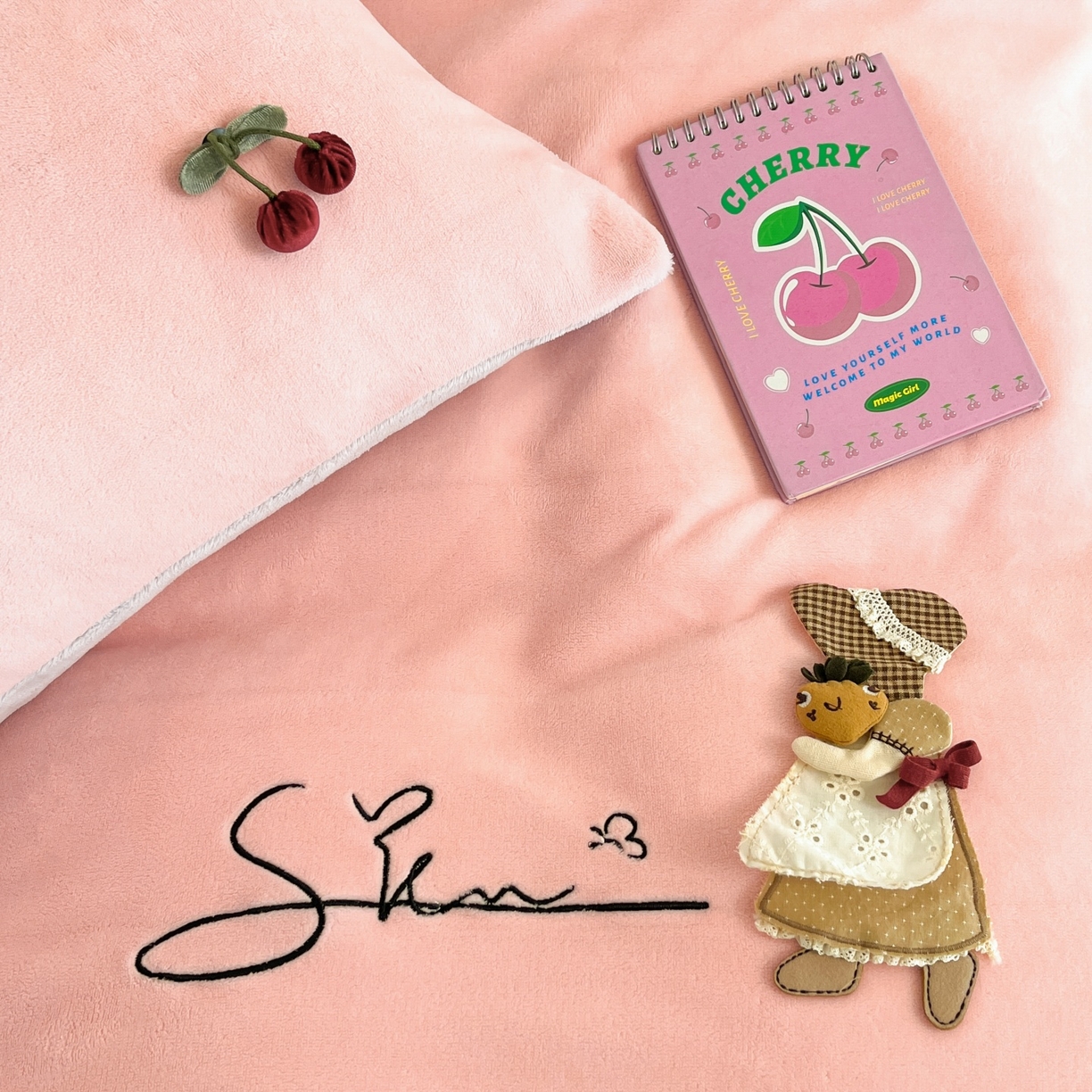 91家纺网 家纺一手货源 找家纺 羚羊语家纺 2025新款牛奶绒手作款樱桃女孩四件套毛巾绣刺绣花秋冬加厚法莱绒法兰绒珊瑚绒三件套 手作女孩-柔雾紫