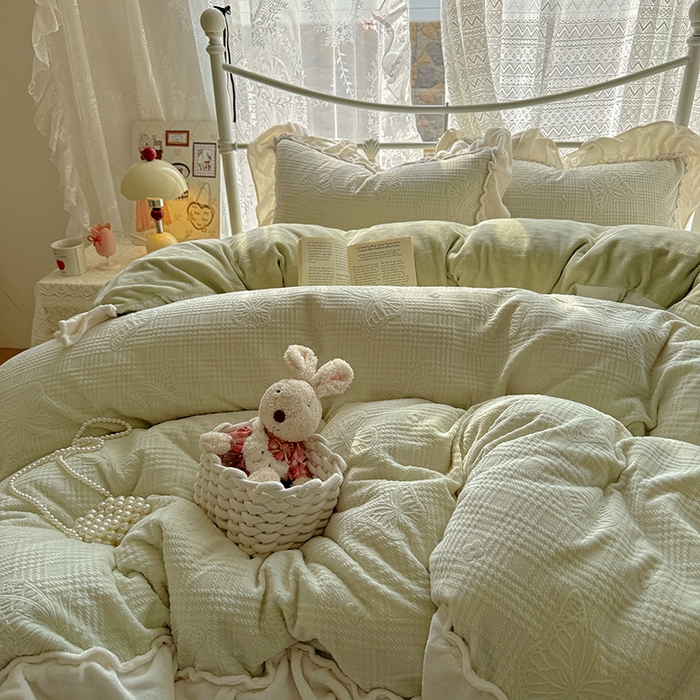 91家纺网 家纺一手货源 找家纺 捌月 2025新款奶油风法式大花边雕花牛奶绒四件套 化蝶-淡绿