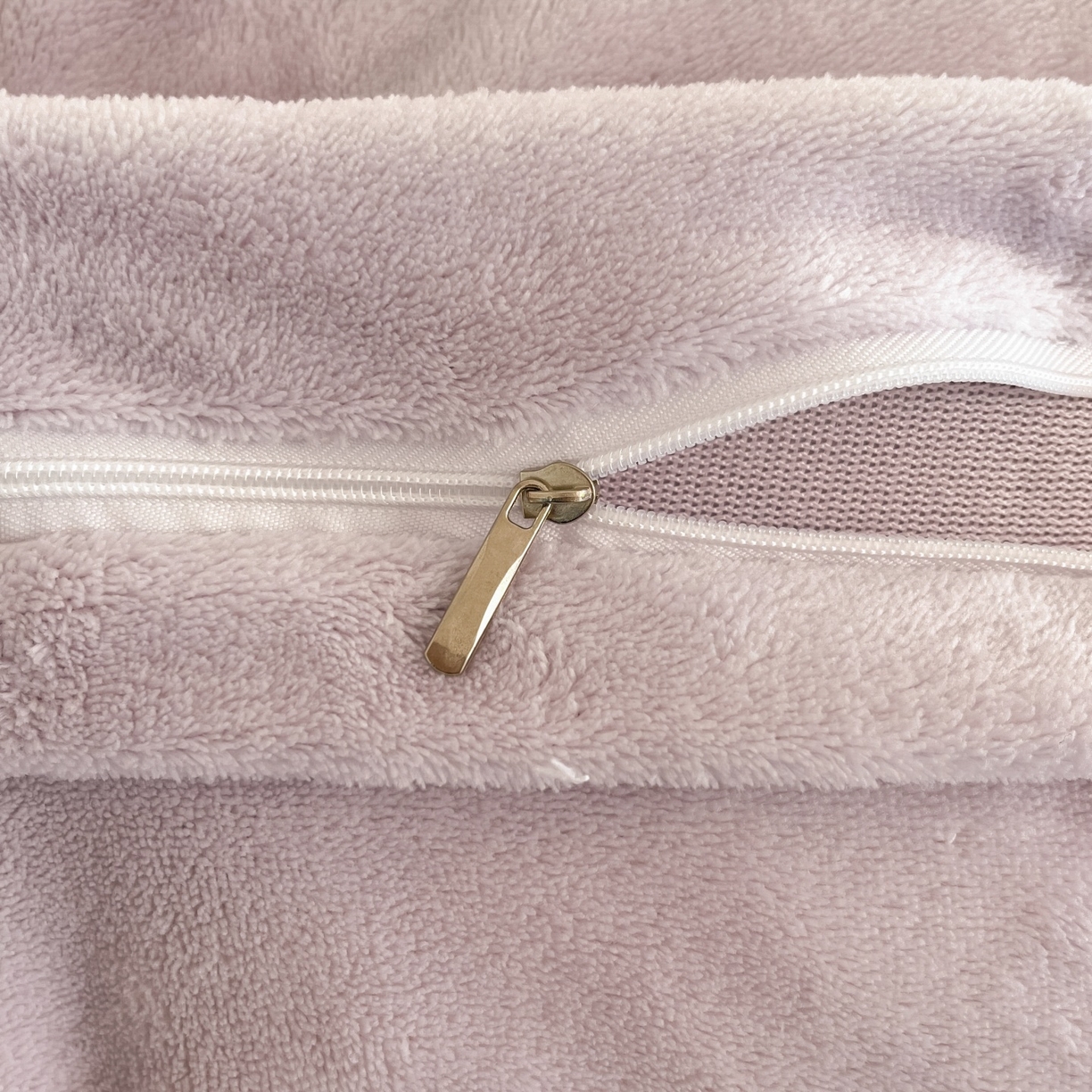 91家纺网 家纺一手货源 找家纺 羚羊语家纺 2025新款牛奶绒手作款樱桃女孩四件套毛巾绣刺绣花秋冬加厚法莱绒法兰绒珊瑚绒三件套 手作女孩-柔雾紫