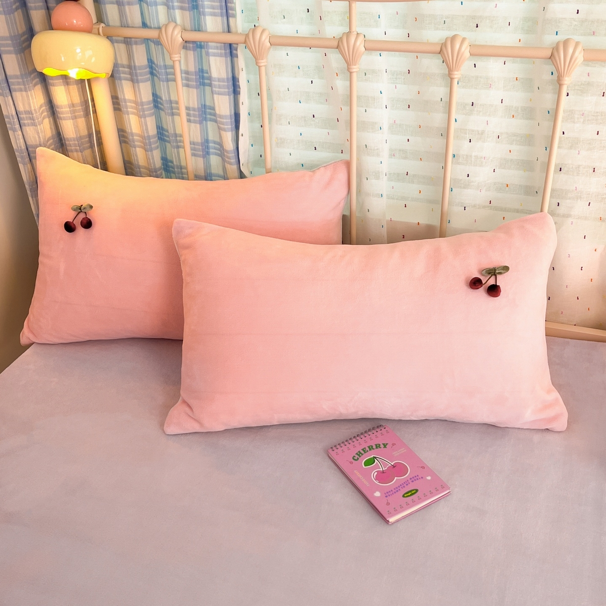 91家纺网 家纺一手货源 找家纺 羚羊语家纺 2025新款牛奶绒手作款樱桃女孩四件套毛巾绣刺绣花秋冬加厚法莱绒法兰绒珊瑚绒三件套 手作女孩-柔雾紫