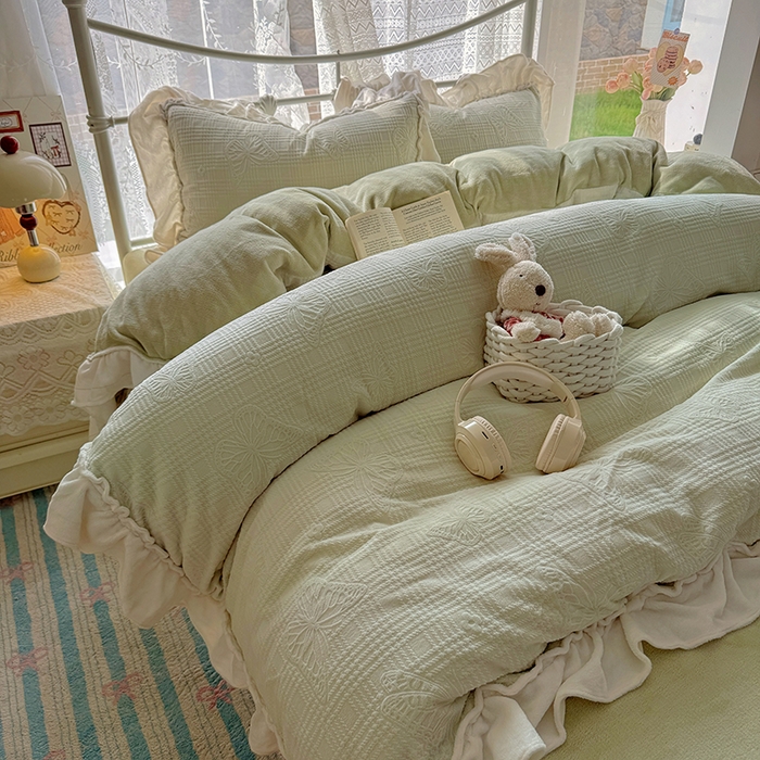 91家纺网 家纺一手货源 找家纺 捌月 2025新款奶油风法式大花边雕花牛奶绒四件套 化蝶-淡绿