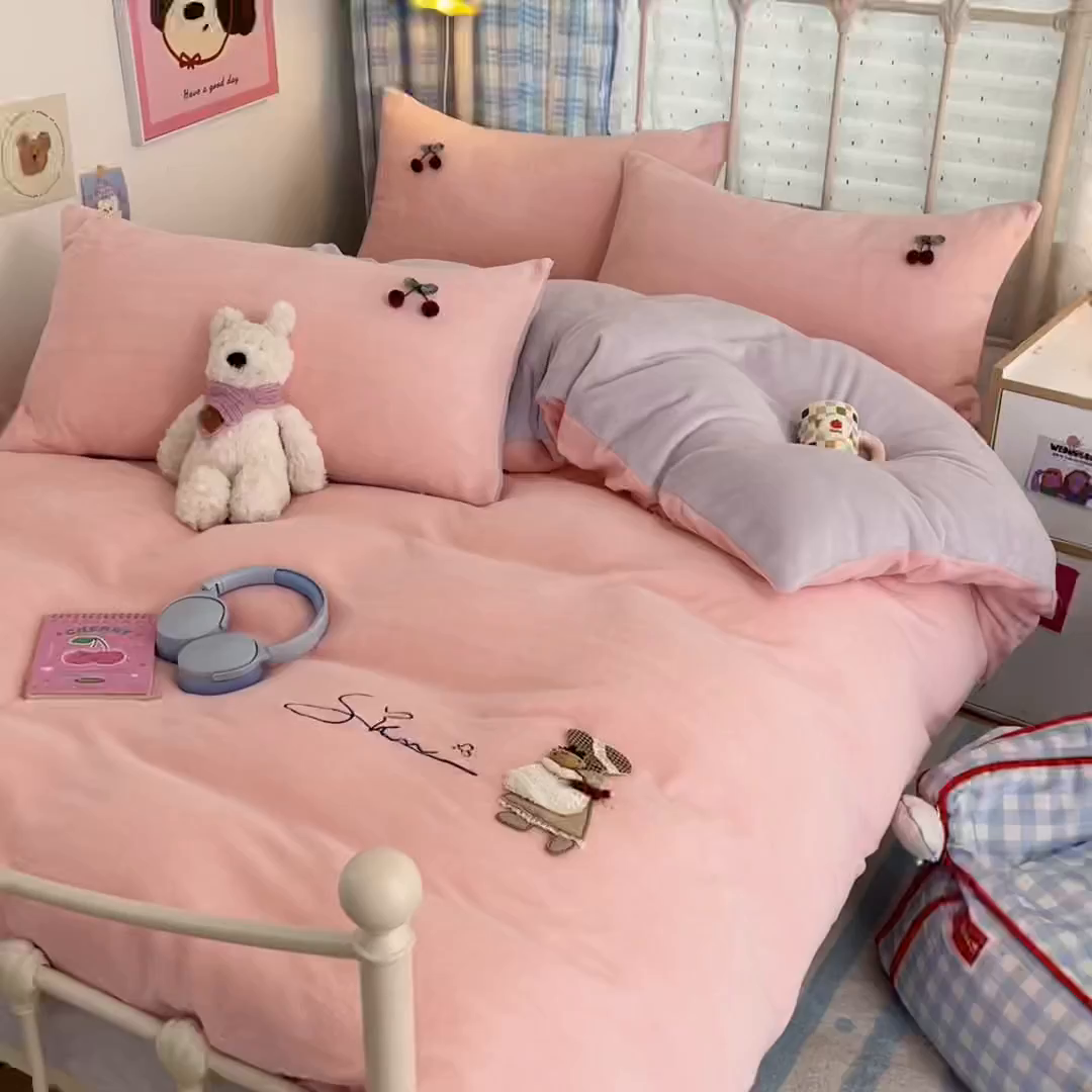 91家纺网 家纺一手货源 找家纺 羚羊语家纺 2025新款牛奶绒手作款樱桃女孩四件套毛巾绣刺绣花秋冬加厚法莱绒法兰绒珊瑚绒三件套 手作女孩-柔雾紫