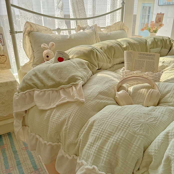 91家纺网 家纺一手货源 找家纺 捌月 2025新款奶油风法式大花边雕花牛奶绒四件套 化蝶-淡绿