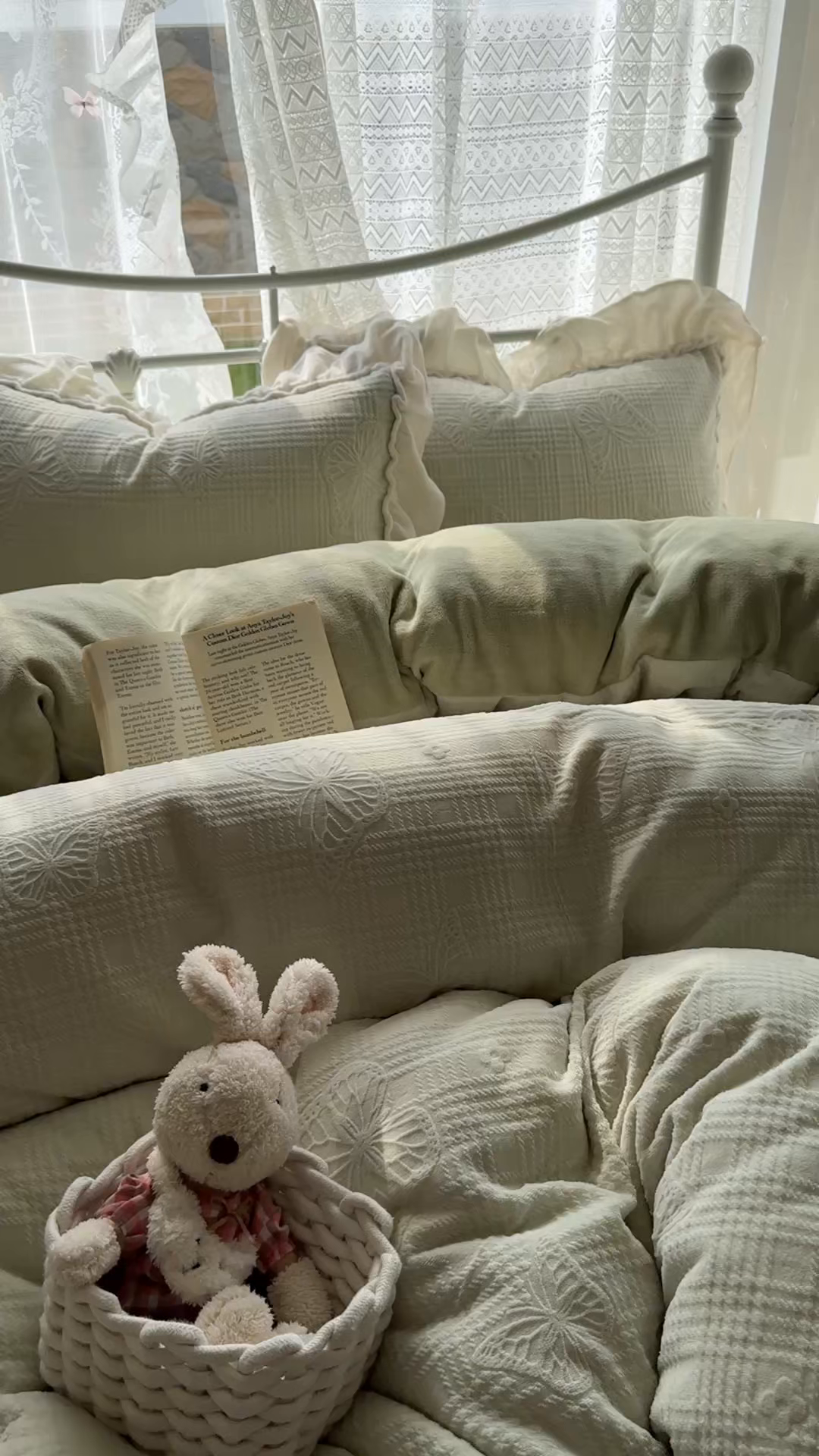 91家纺网 家纺一手货源 找家纺 捌月 2025新款奶油风法式大花边雕花牛奶绒四件套 化蝶-淡绿