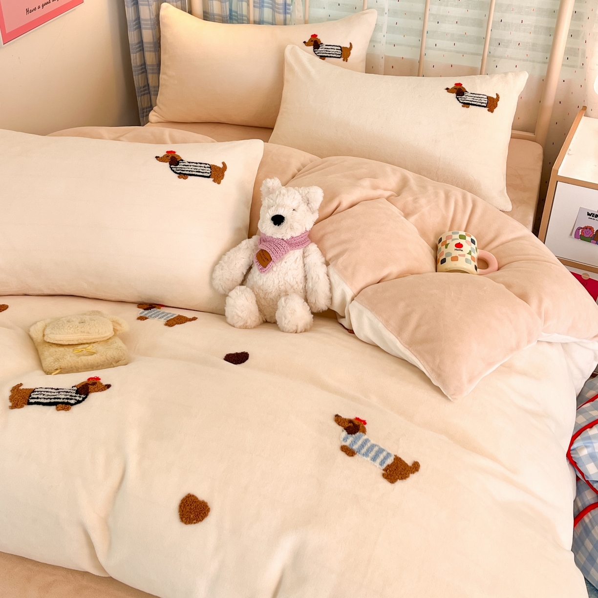 91家纺网 家纺一手货源 找家纺 羚羊语家纺 2025新款牛奶绒手作款樱桃女孩四件套毛巾绣刺绣花秋冬加厚法莱绒法兰绒珊瑚绒三件套 毛巾绣-腊肠狗