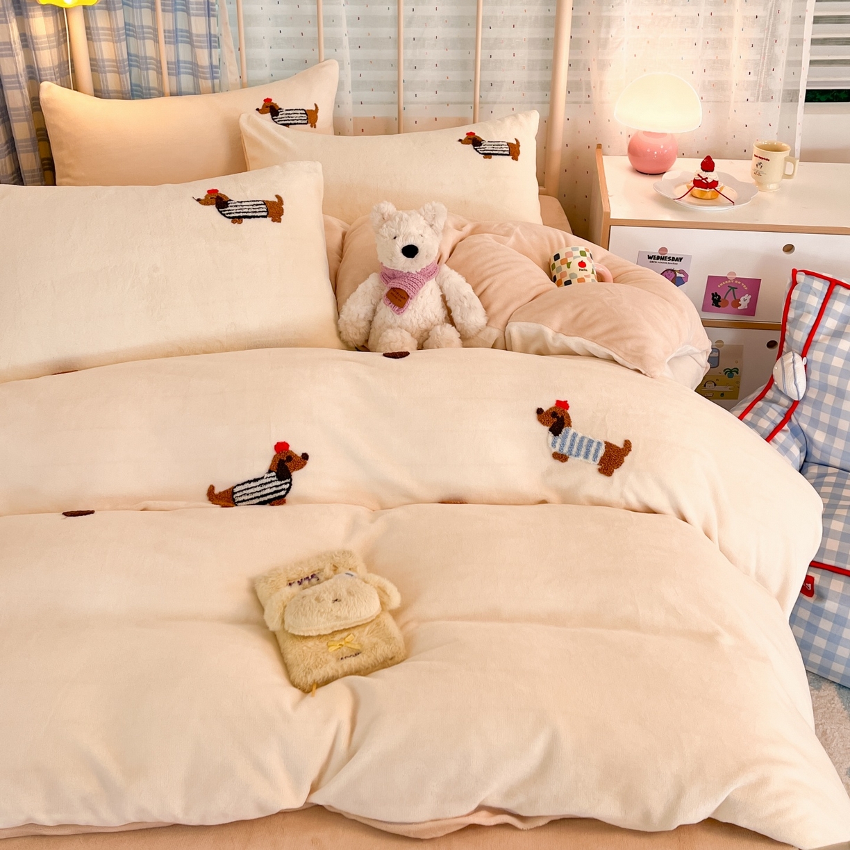 91家纺网 家纺一手货源 找家纺 羚羊语家纺 2025新款牛奶绒手作款樱桃女孩四件套毛巾绣刺绣花秋冬加厚法莱绒法兰绒珊瑚绒三件套 毛巾绣-腊肠狗