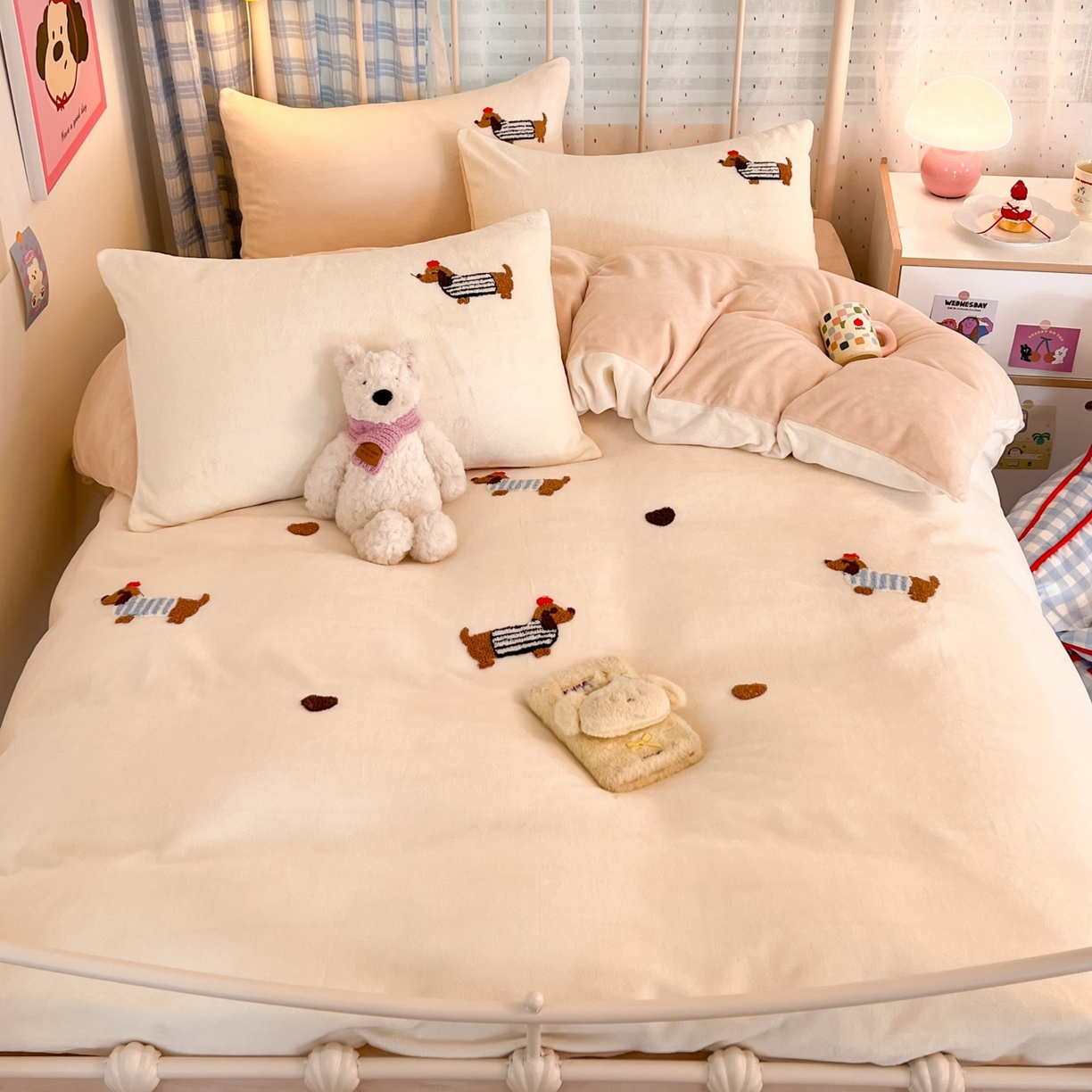 91家纺网 家纺一手货源 找家纺 羚羊语家纺 2025新款牛奶绒手作款樱桃女孩四件套毛巾绣刺绣花秋冬加厚法莱绒法兰绒珊瑚绒三件套 毛巾绣-腊肠狗