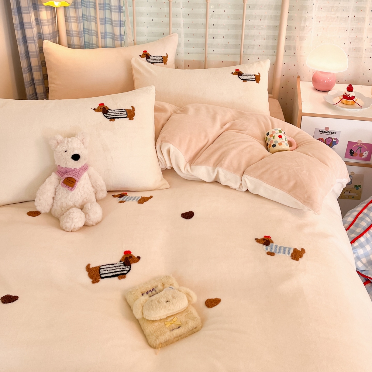 91家纺网 家纺一手货源 找家纺 羚羊语家纺 2025新款牛奶绒手作款樱桃女孩四件套毛巾绣刺绣花秋冬加厚法莱绒法兰绒珊瑚绒三件套 毛巾绣-腊肠狗