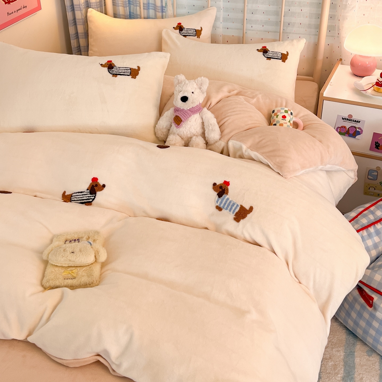 91家纺网 家纺一手货源 找家纺 羚羊语家纺 2025新款牛奶绒手作款樱桃女孩四件套毛巾绣刺绣花秋冬加厚法莱绒法兰绒珊瑚绒三件套 毛巾绣-腊肠狗