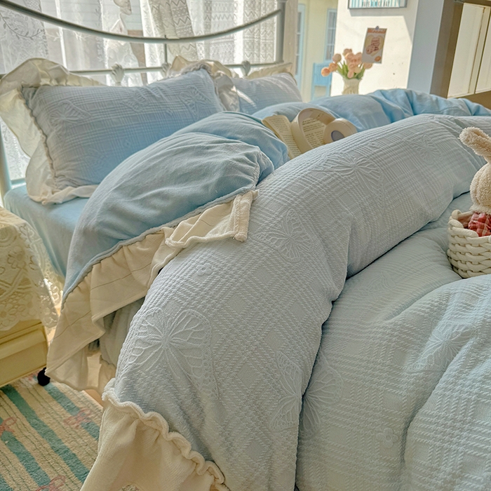 91家纺网 家纺一手货源 找家纺 捌月 2025新款奶油风法式大花边雕花牛奶绒四件套 化蝶-晴空蓝