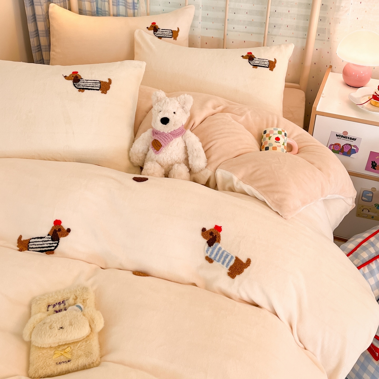 91家纺网 家纺一手货源 找家纺 羚羊语家纺 2025新款牛奶绒手作款樱桃女孩四件套毛巾绣刺绣花秋冬加厚法莱绒法兰绒珊瑚绒三件套 毛巾绣-腊肠狗