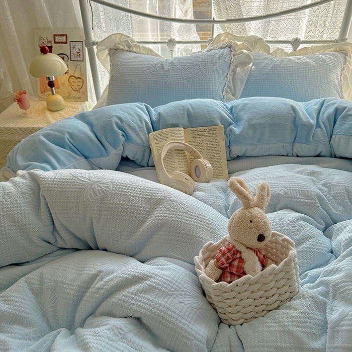 91家纺网 家纺一手货源 找家纺 捌月 2025新款奶油风法式大花边雕花牛奶绒四件套 化蝶-晴空蓝