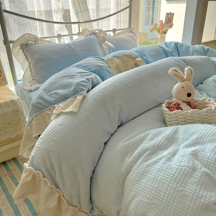 91家纺网 家纺一手货源 找家纺 捌月 2025新款奶油风法式大花边雕花牛奶绒四件套 化蝶-晴空蓝