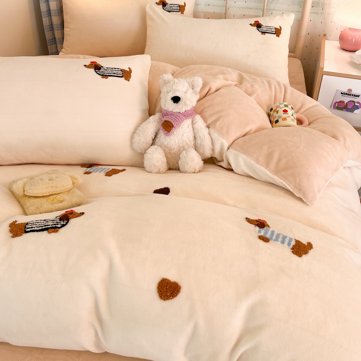 91家纺网 家纺一手货源 找家纺 羚羊语家纺 2025新款牛奶绒手作款樱桃女孩四件套毛巾绣刺绣花秋冬加厚法莱绒法兰绒珊瑚绒三件套 毛巾绣-腊肠狗