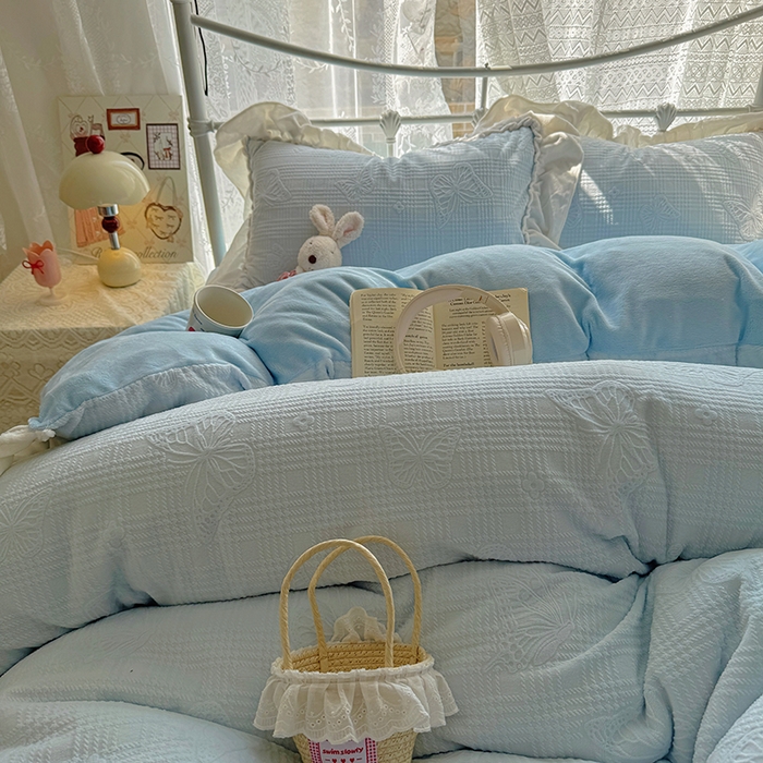 91家纺网 家纺一手货源 找家纺 捌月 2025新款奶油风法式大花边雕花牛奶绒四件套 化蝶-晴空蓝