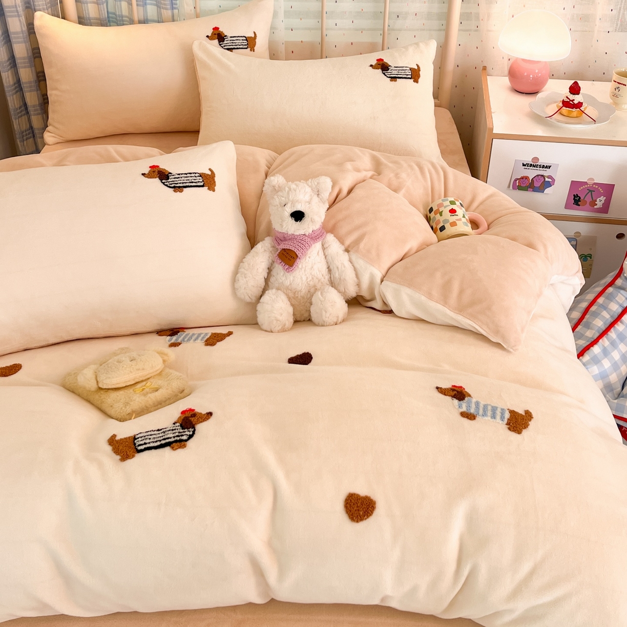 91家纺网 家纺一手货源 找家纺 羚羊语家纺 2025新款牛奶绒手作款樱桃女孩四件套毛巾绣刺绣花秋冬加厚法莱绒法兰绒珊瑚绒三件套 毛巾绣-腊肠狗