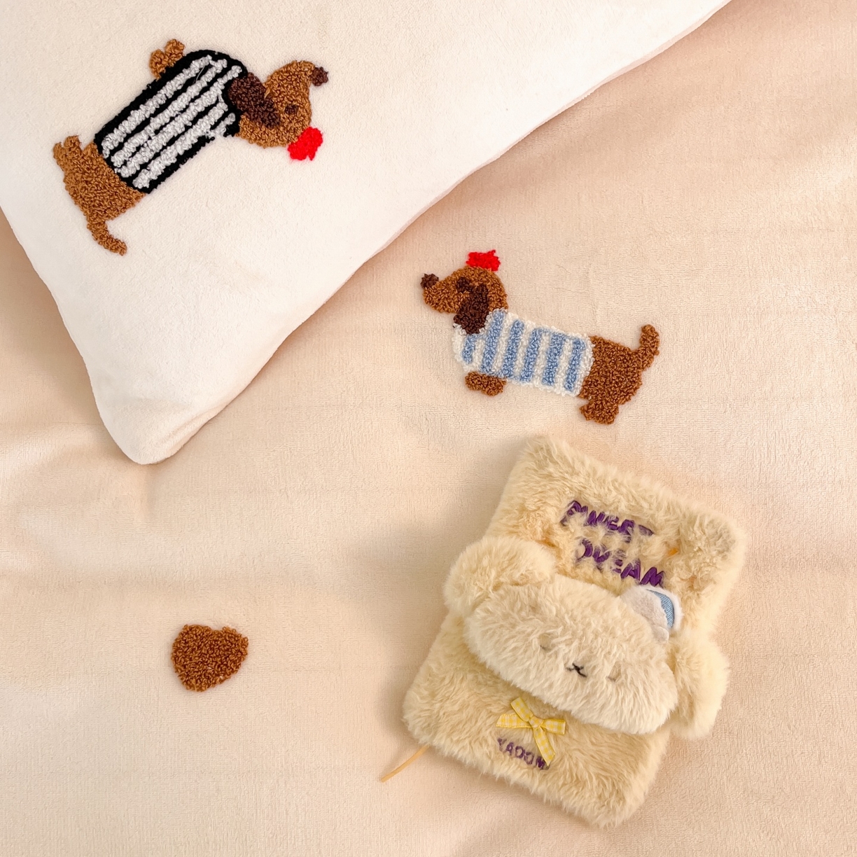 91家纺网 家纺一手货源 找家纺 羚羊语家纺 2025新款牛奶绒手作款樱桃女孩四件套毛巾绣刺绣花秋冬加厚法莱绒法兰绒珊瑚绒三件套 毛巾绣-腊肠狗