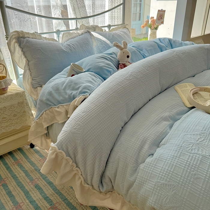 91家纺网 家纺一手货源 找家纺 捌月 2025新款奶油风法式大花边雕花牛奶绒四件套 化蝶-晴空蓝