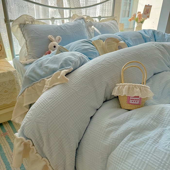 91家纺网 家纺一手货源 找家纺 捌月 2025新款奶油风法式大花边雕花牛奶绒四件套 化蝶-晴空蓝