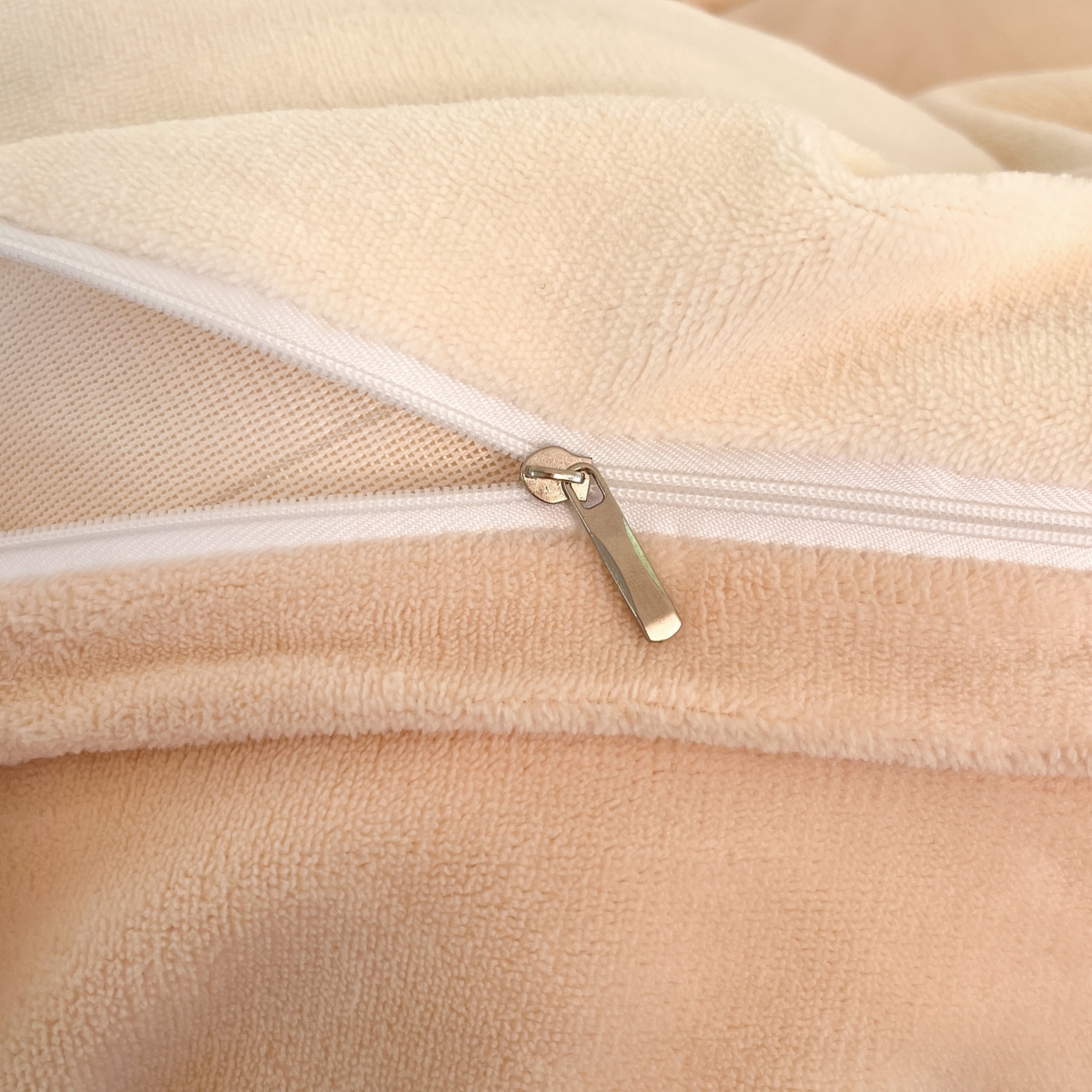 91家纺网 家纺一手货源 找家纺 羚羊语家纺 2025新款牛奶绒手作款樱桃女孩四件套毛巾绣刺绣花秋冬加厚法莱绒法兰绒珊瑚绒三件套 毛巾绣-腊肠狗