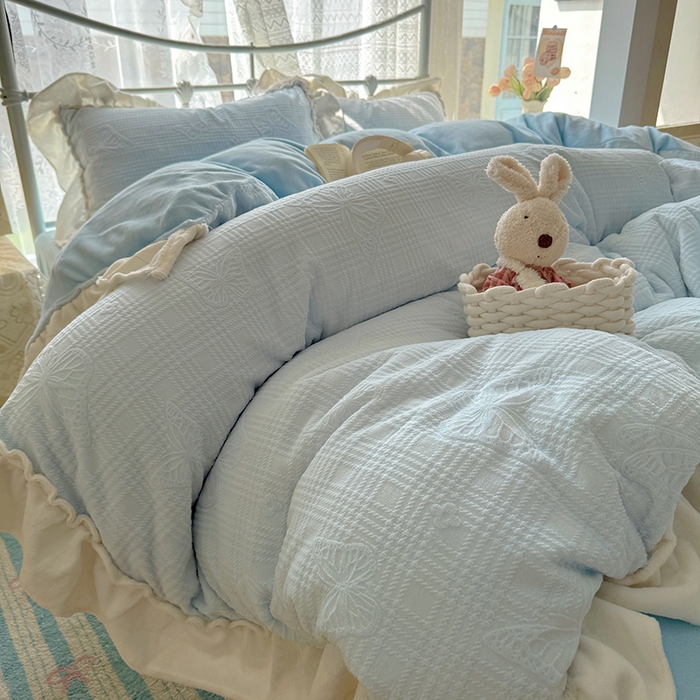 91家纺网 家纺一手货源 找家纺 捌月 2025新款奶油风法式大花边雕花牛奶绒四件套 化蝶-晴空蓝