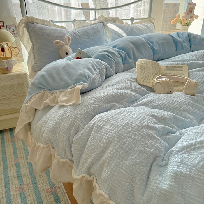 91家纺网 家纺一手货源 找家纺 捌月 2025新款奶油风法式大花边雕花牛奶绒四件套 化蝶-晴空蓝