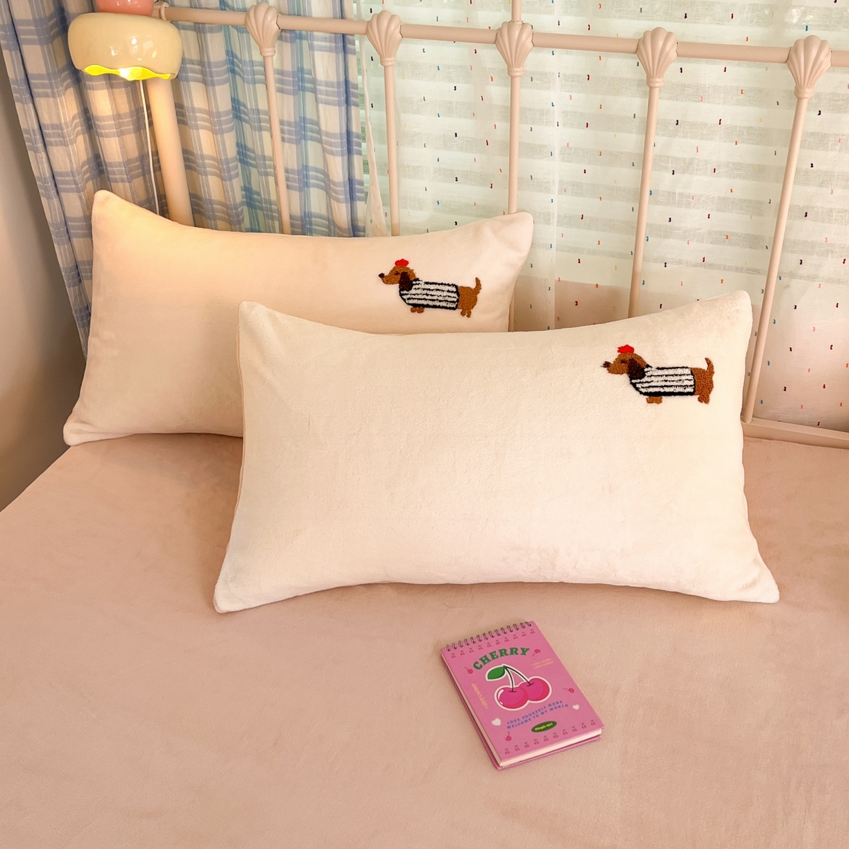 91家纺网 家纺一手货源 找家纺 羚羊语家纺 2025新款牛奶绒手作款樱桃女孩四件套毛巾绣刺绣花秋冬加厚法莱绒法兰绒珊瑚绒三件套 毛巾绣-腊肠狗