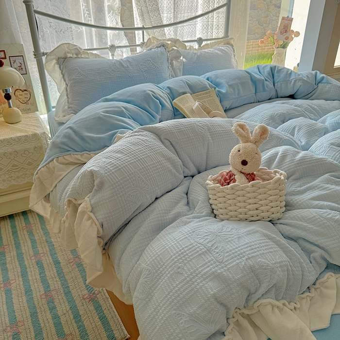 91家纺网 家纺一手货源 找家纺 捌月 2025新款奶油风法式大花边雕花牛奶绒四件套 化蝶-晴空蓝