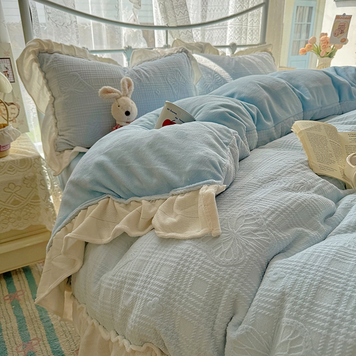 91家纺网 家纺一手货源 找家纺 捌月 2025新款奶油风法式大花边雕花牛奶绒四件套 化蝶-晴空蓝