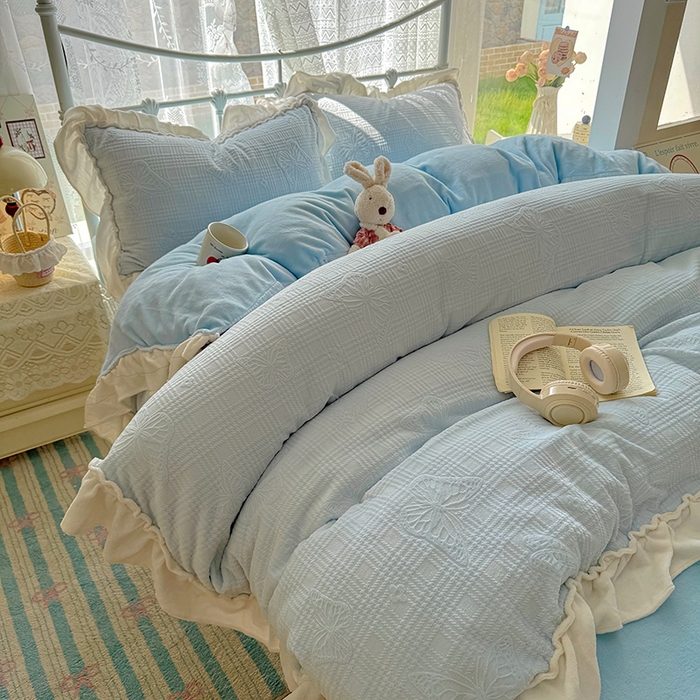 91家纺网 家纺一手货源 找家纺 捌月 2025新款奶油风法式大花边雕花牛奶绒四件套 化蝶-晴空蓝