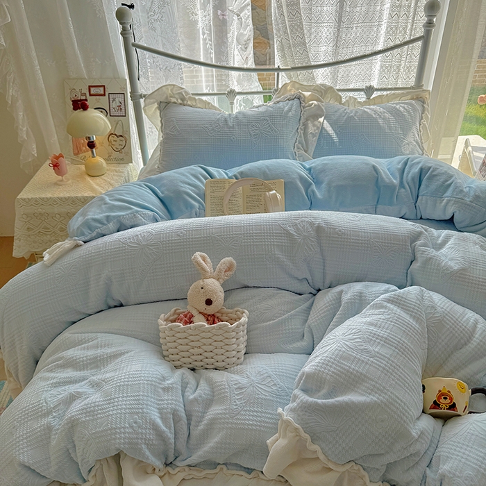 91家纺网 家纺一手货源 找家纺 捌月 2025新款奶油风法式大花边雕花牛奶绒四件套 化蝶-晴空蓝