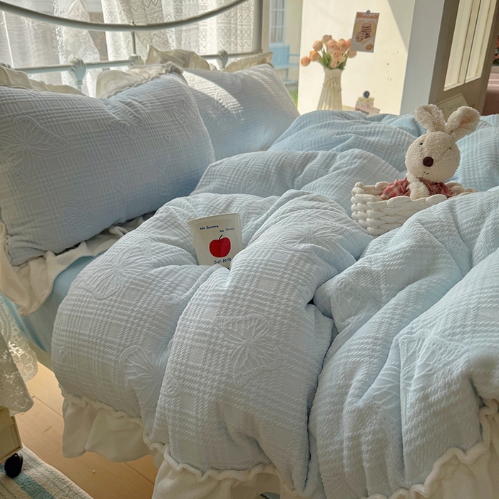 91家纺网 家纺一手货源 找家纺 捌月 2025新款奶油风法式大花边雕花牛奶绒四件套 化蝶-晴空蓝