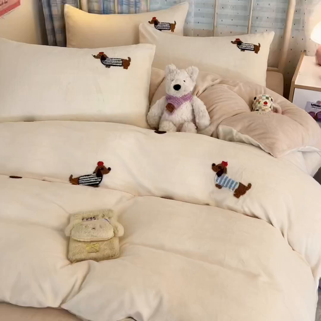 91家纺网 家纺一手货源 找家纺 羚羊语家纺 2025新款牛奶绒手作款樱桃女孩四件套毛巾绣刺绣花秋冬加厚法莱绒法兰绒珊瑚绒三件套 毛巾绣-腊肠狗