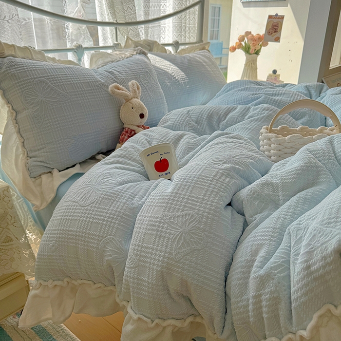 91家纺网 家纺一手货源 找家纺 捌月 2025新款奶油风法式大花边雕花牛奶绒四件套 化蝶-晴空蓝