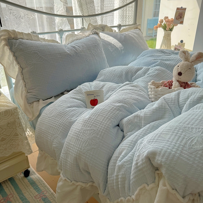 91家纺网 家纺一手货源 找家纺 捌月 2025新款奶油风法式大花边雕花牛奶绒四件套 化蝶-晴空蓝