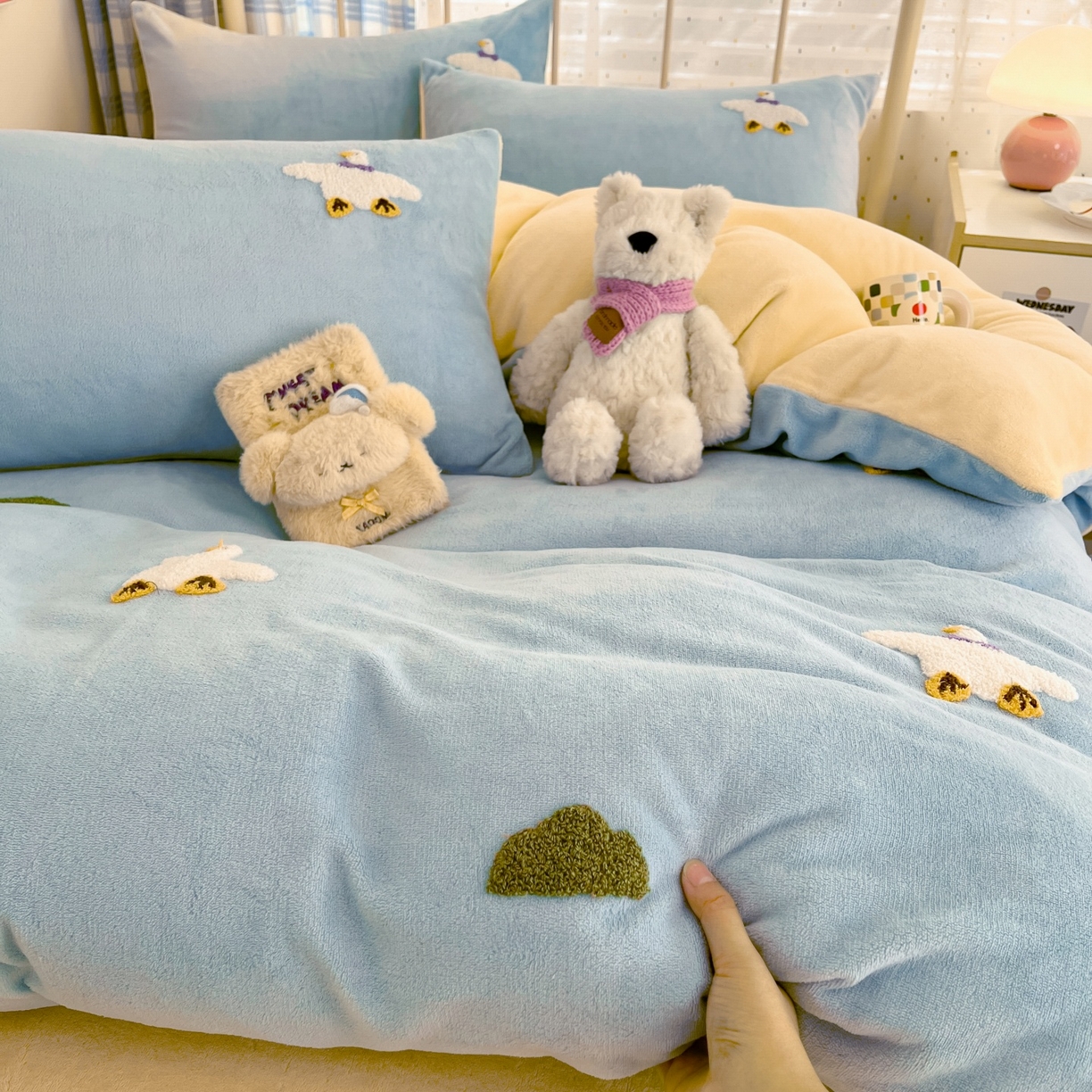 91家纺网 家纺一手货源 找家纺 羚羊语家纺 2025新款牛奶绒手作款樱桃女孩四件套毛巾绣刺绣花秋冬加厚法莱绒法兰绒珊瑚绒三件套 毛巾绣-自由大鹅