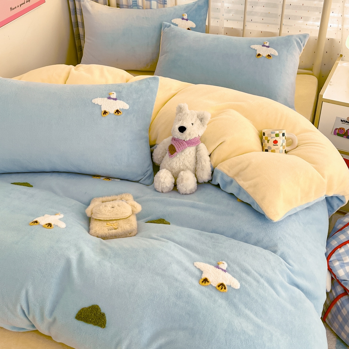 91家纺网 家纺一手货源 找家纺 羚羊语家纺 2025新款牛奶绒手作款樱桃女孩四件套毛巾绣刺绣花秋冬加厚法莱绒法兰绒珊瑚绒三件套 毛巾绣-自由大鹅