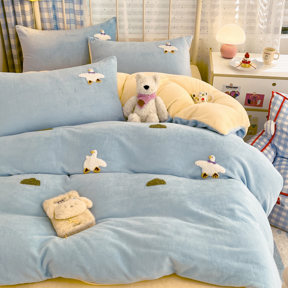 91家纺网 家纺一手货源 找家纺 羚羊语家纺 2025新款牛奶绒手作款樱桃女孩四件套毛巾绣刺绣花秋冬加厚法莱绒法兰绒珊瑚绒三件套 毛巾绣-自由大鹅