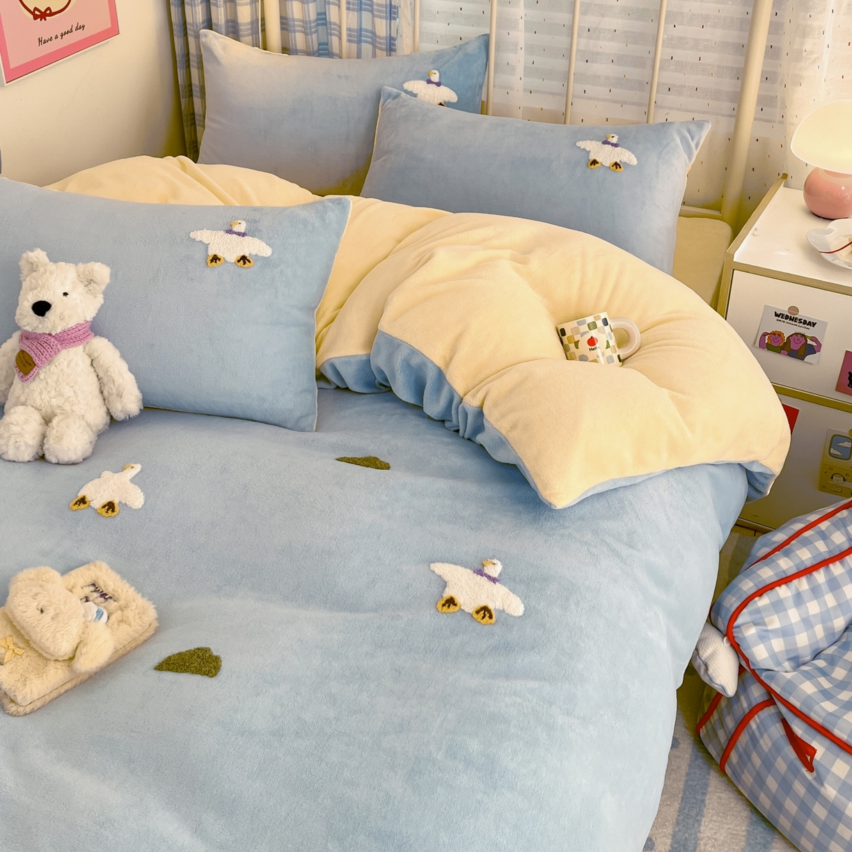 91家纺网 家纺一手货源 找家纺 羚羊语家纺 2025新款牛奶绒手作款樱桃女孩四件套毛巾绣刺绣花秋冬加厚法莱绒法兰绒珊瑚绒三件套 毛巾绣-自由大鹅