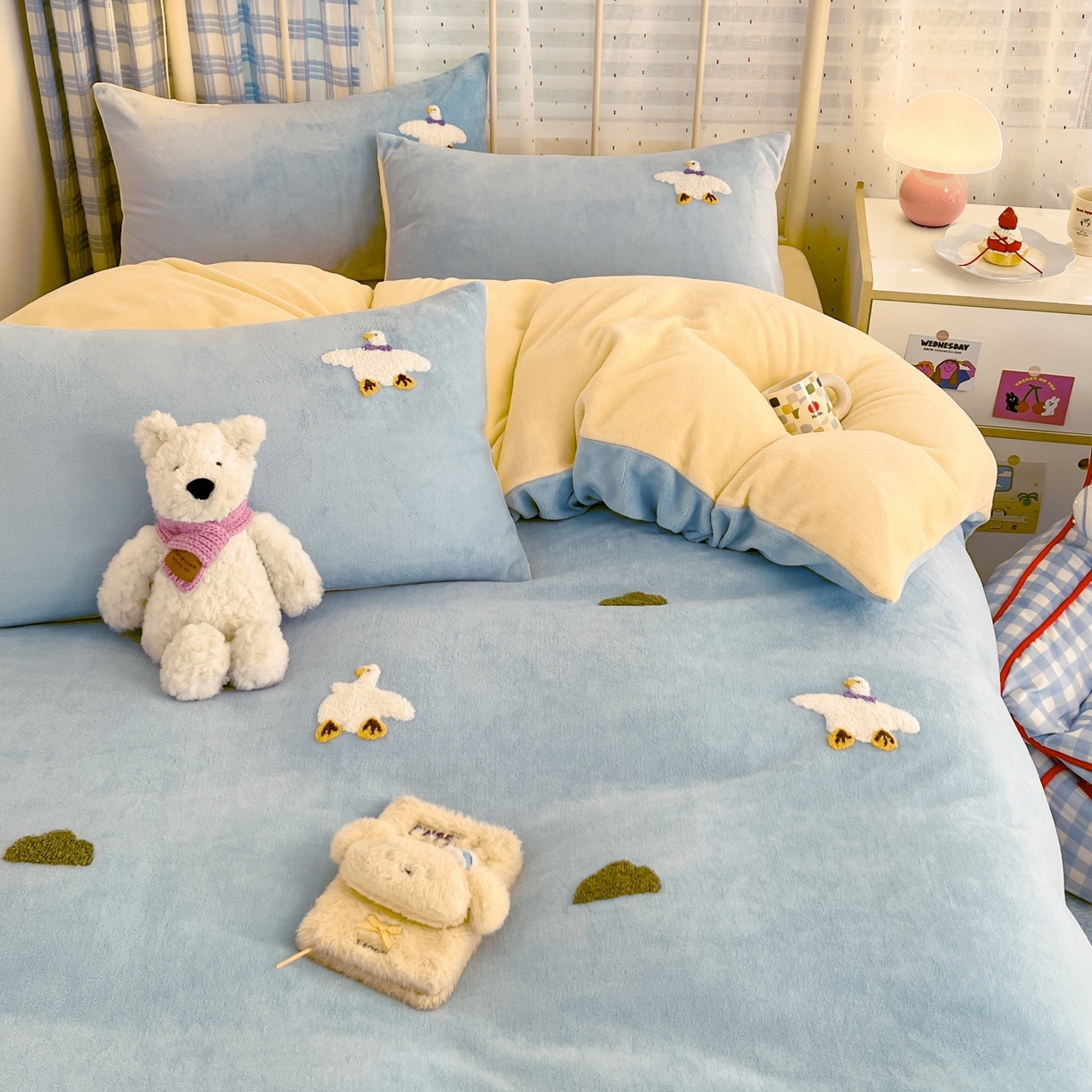 91家纺网 家纺一手货源 找家纺 羚羊语家纺 2025新款牛奶绒手作款樱桃女孩四件套毛巾绣刺绣花秋冬加厚法莱绒法兰绒珊瑚绒三件套 毛巾绣-自由大鹅