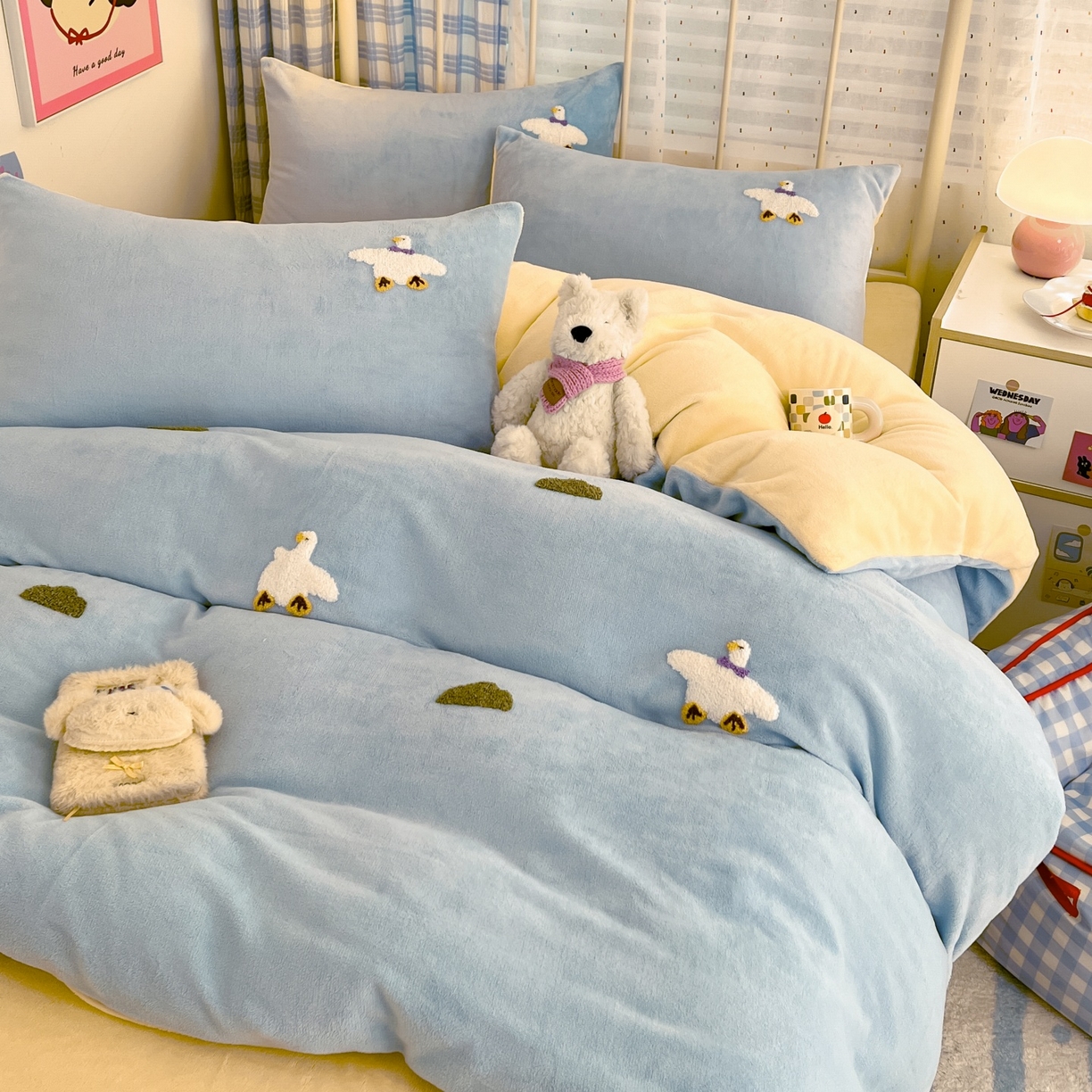 91家纺网 家纺一手货源 找家纺 羚羊语家纺 2025新款牛奶绒手作款樱桃女孩四件套毛巾绣刺绣花秋冬加厚法莱绒法兰绒珊瑚绒三件套 毛巾绣-自由大鹅