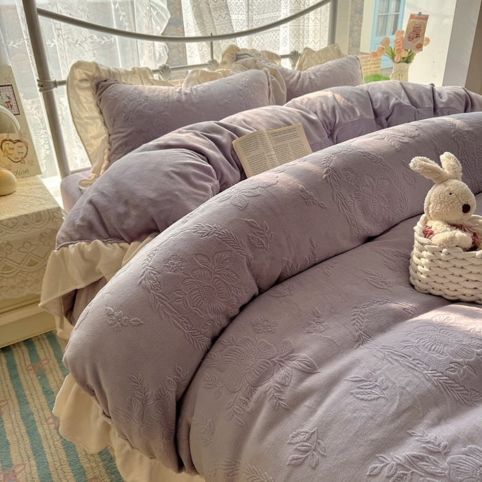 91家纺网 家纺一手货源 找家纺 捌月 2025新款奶油风法式大花边雕花牛奶绒四件套 情书-梦境紫